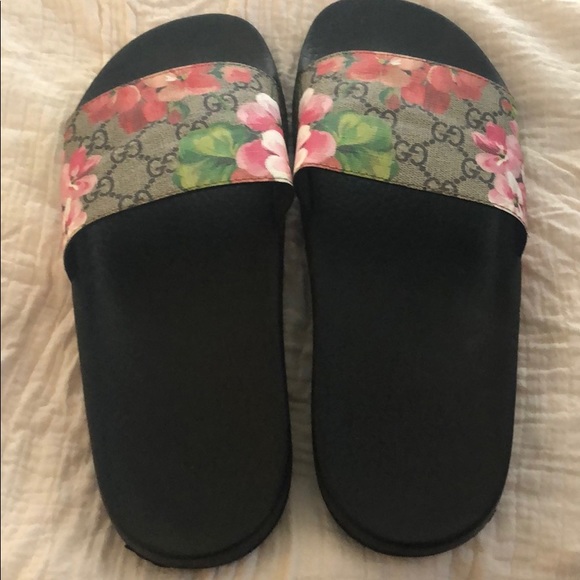 Shoes - Gucci slides
